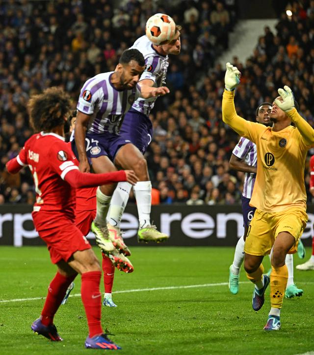 尊龙凯时-利物浦国脚费尔南多坚守门关，弗赖堡客场拿分(弗赖堡对圣保利集锦)