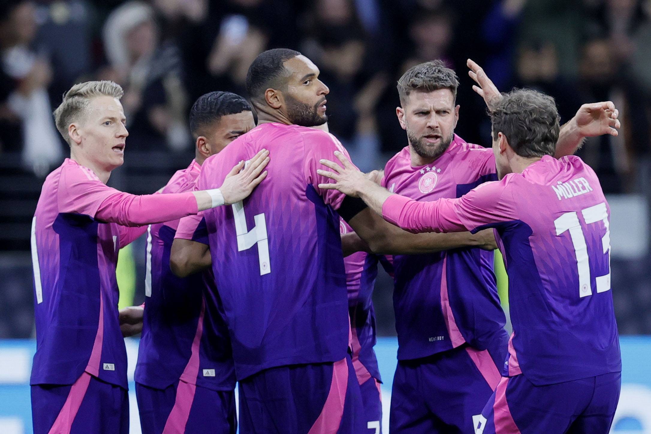 荷兰队新秀在友谊赛中展现出色技术，备受瞩目