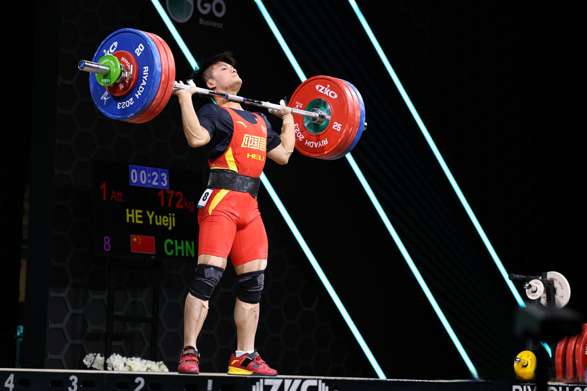 包含角逐亚洲强手，球员奋力冲刺赢得胜利的词条